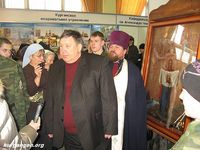 Курган. Выставка "Добрый свет Рождества", 23-28.01.2010 — Слева направо: Т.В. Маковеева корреспондент газеты «Новый Мир», советник губернатора генерал-майор В.В.Усманов, протоиерей Алексий Фасола (Западное благочиние, Мишкино). На Порт-Артурской иконе виден кортик 1986г., пожертвованный неизвестным морским офицером в августе 2009г. Фото Николая Павлова, 23.01.2010.